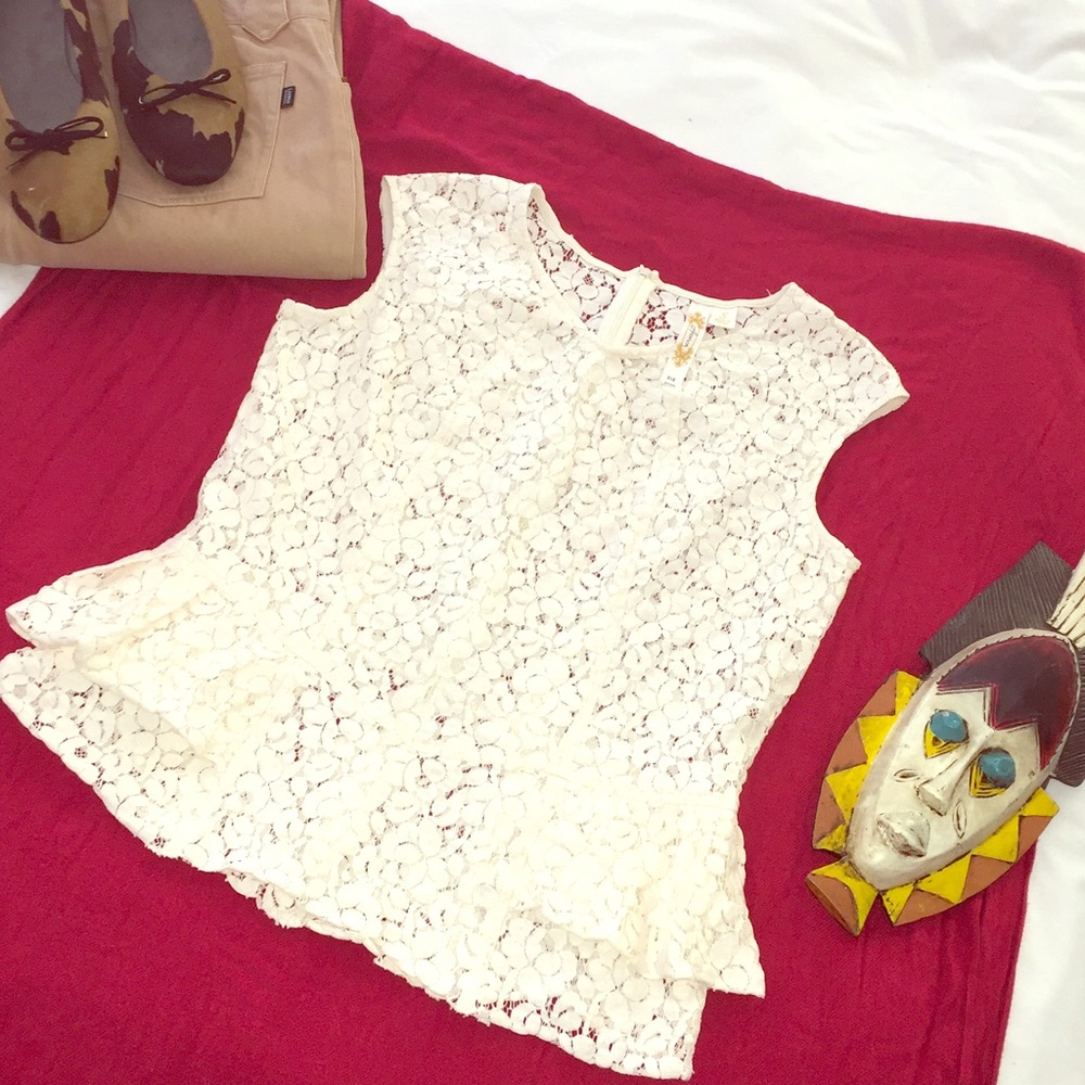 Adiva eyelet top